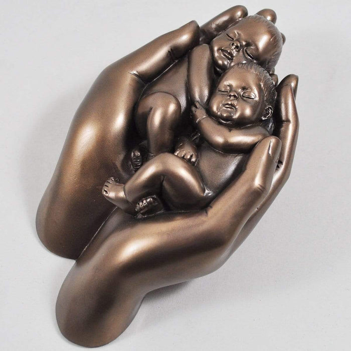GOLDENHANDS Twin Babies In Mothers Hands 016872